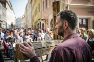 Stefan Kranich traegt das Kreuz, als hunderte Menschen am Freitag (22.04.11) in Goerlitz an einer Kreuzweg-Prozession teilnehmen. Mit einem schweren Holzkreuz an der Spitze ziehen die Glaeubigen symbolisch Karfreitag in der Sterbestunde von Jesus vom Dom St. Petri auf einem 2 Kilometer langen Weg durch die Stadt zur Kirche "Zum Heiligen Grab". Foto: Pawel Sosnowski