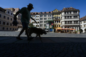 Ein Mann mit Hund laeuft auf dem Untermarkt in Goerlitz (Sachsen)bei den Temperaturen um die 30 Grad. //Foto: Pawel Sosnowski