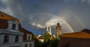 Jahresrückblick 2015 Ein Blick von der Nikolaivorstadt auf die Peterskirche mit Regenbogen.. //Foto: Pawel Sosnowski