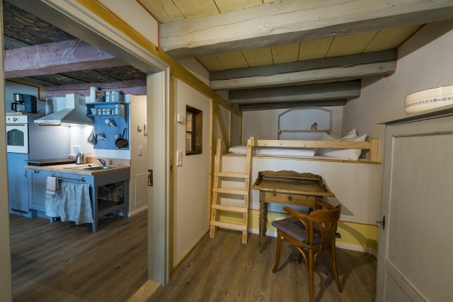 Schlafbereich mit Aufbettung im Hochbett